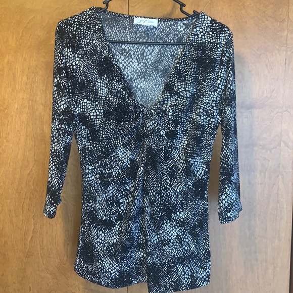 EUC Women’s black/white reptile skin patterned 3/4 sleeve top - size M - Picture 1 of 6
